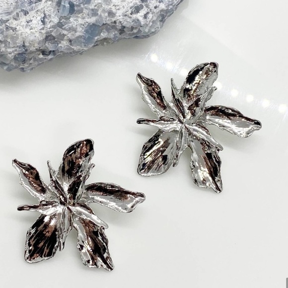 Anthropologie Silver Flower Earrings - Picture 7 of 13